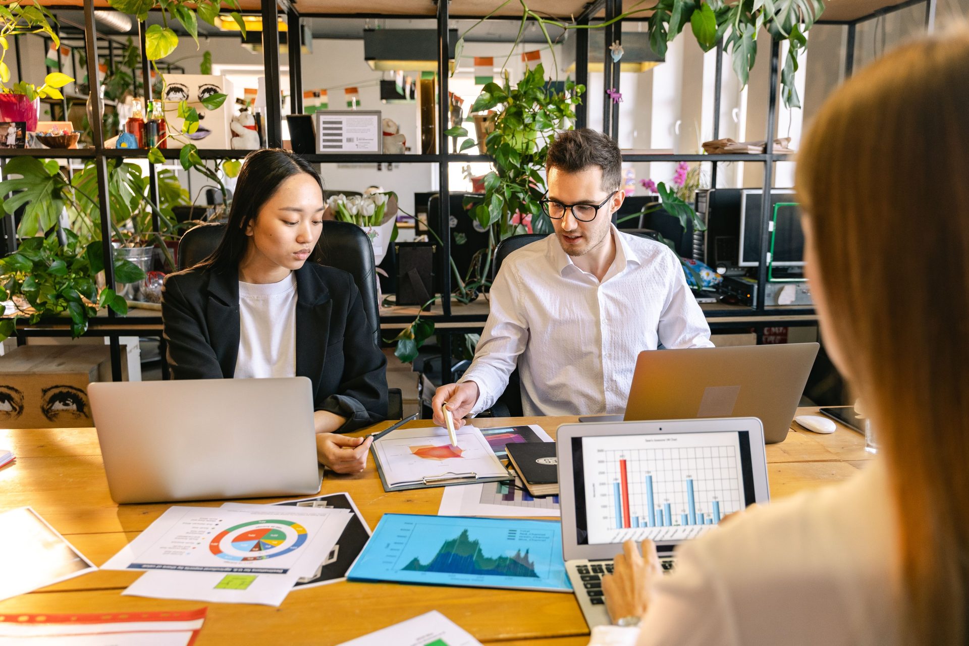 Team von Finke Praxismarketing im Austausch